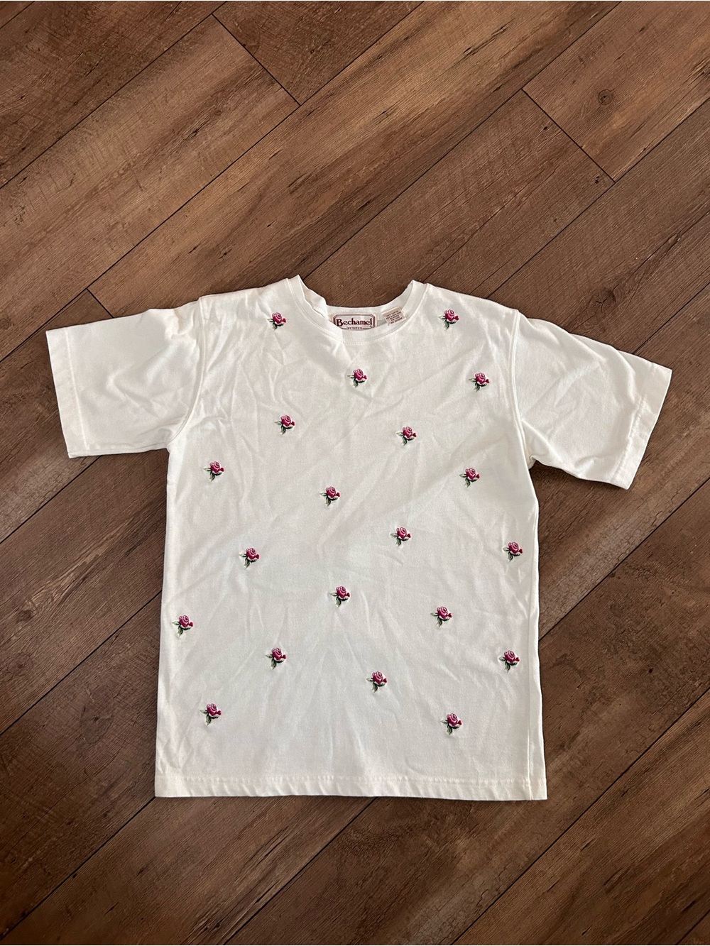 Vintage Bechamel White Short-Sleeve Tee with Pink Rose Embroidery